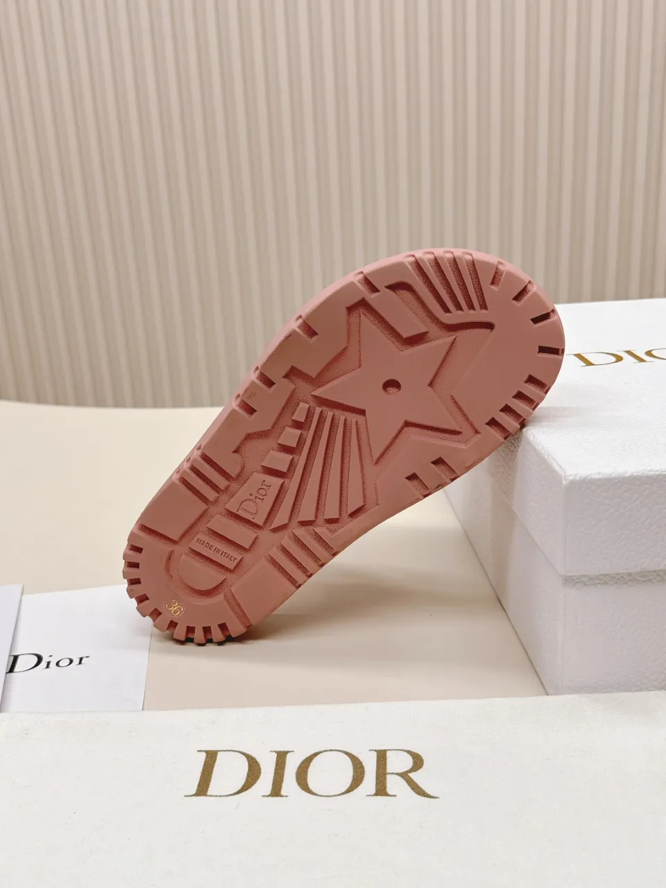 👟👟Ex-factory price 460👟👟 DIOR classic sandals This mixed sheepskin DiorAct sandal is fashionable. Paired with an insole that fits the shape of your foot, it's made of exceptionally lightweight and comfortable leather. The upper straps are fastened with Velcro and are decorated with a gold-finish metal "Dior" logo, which complements the style design. These sandals add a modern edge to any look.  🌟Fabric: Imported mixed sheepskin 🌟Lining: Imported sheepskin 🌟Outsole: TPU original outsole 🌟Code number: 35-42 (41 42 customized, non-returnable)
